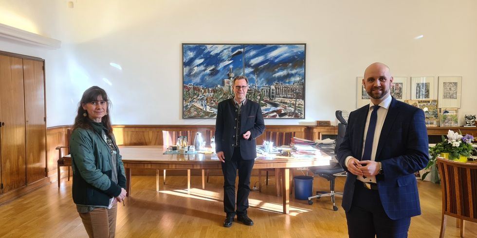 Kümmern sich um die Wirtschaft in Charlottenburg-Wilmersdorf: Bezirksbürgermeister Reinhard Naumann (M.) mit Jeanette Saleh Zaki und Felix Niecke von der bezirklichen Wirtschaftsförderung.