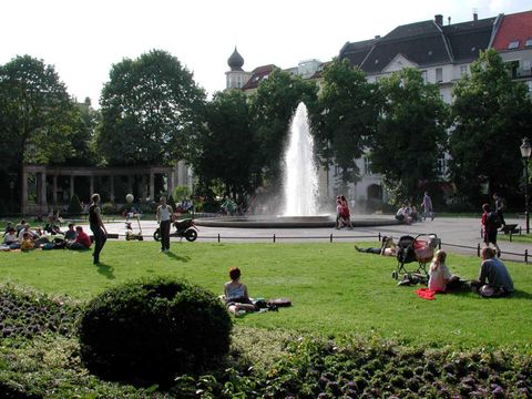 Ein historischer Stadtplatz mit übergeordneter Bedeutung für die Stadtgliederung ist der Victoria-Luise-Platz in Schöneberg