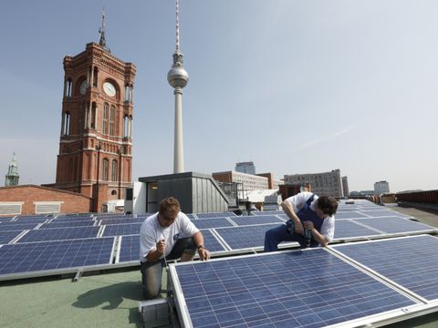 Aufbau der Photovoltaikanlage auf dem Dach des Roten Rathauses