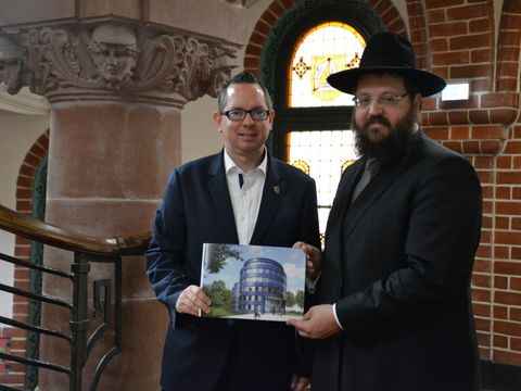 Bildvergrößerung: Bezirksbügermeister Igel mit Rabbiner Teichtal