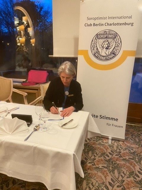 Praesidentin Gabriele Weber unterzeichnet für den Soroptimist International Club Berlin Charlottenburg die Charta Gleichstellung gewinnt.