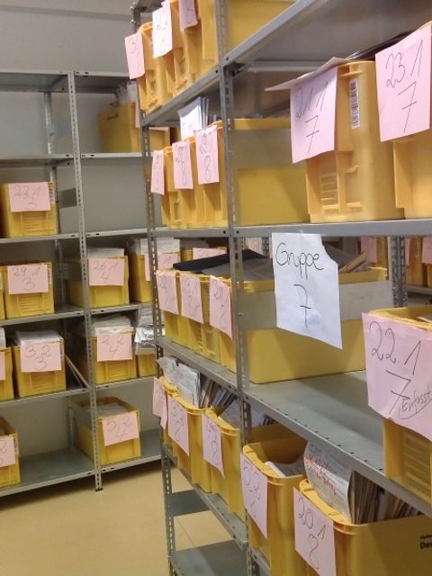 Postkisten gefüllt mit Beihifeanträgen, die auf Bearbeitung warten