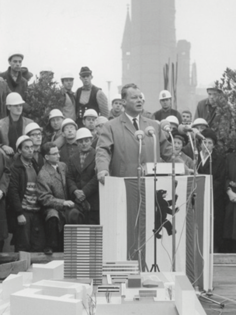 Bildvergrößerung: Willy Brandt bei der Grundsteinlegung des Europa-Centers, im Hintergrund die Kaiser-Wilhelm-Gedächtniskirche