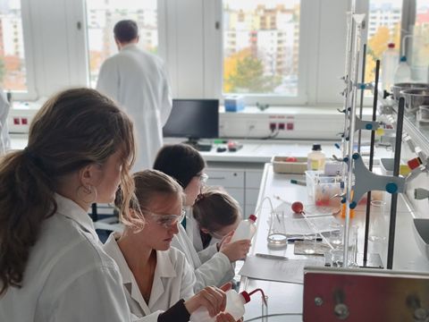 Junge Wissenschaftler in einem Labor