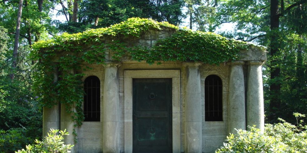 mit Wein bewachsenes Mausoleum, Friedhof in den Kisseln