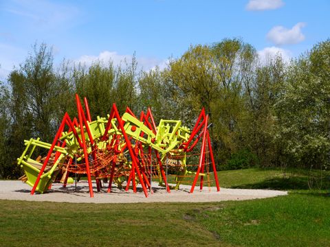 Kletterspielgerät in Gelb und Rot auf dem Spielplatz "Konrad und die polynesischen Riesenameisen im Kienbergpark Marzahn"