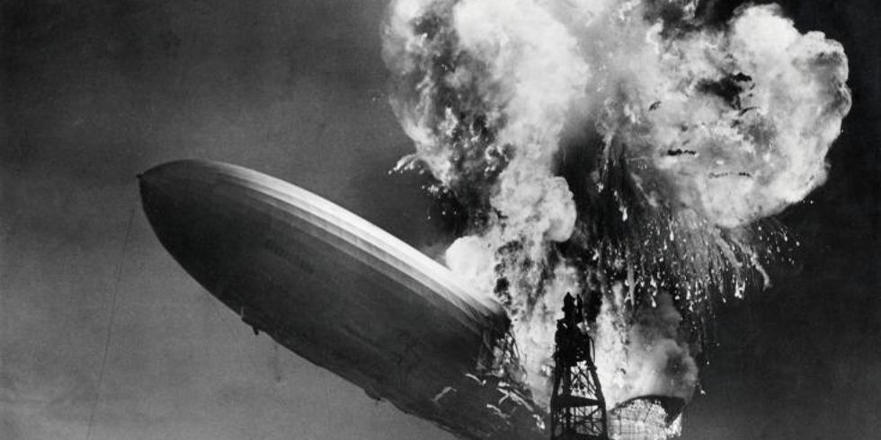 Die brennende Hindenburg in der Nähe des Ankermastes