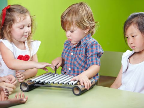 Junge spielt Xylophon in Musikschule