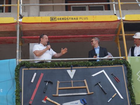 Bildvergrößerung: Bezirksbürgermeister Frank Balzer (CDU) beim Richtfest der Hermsdorfer Beletage