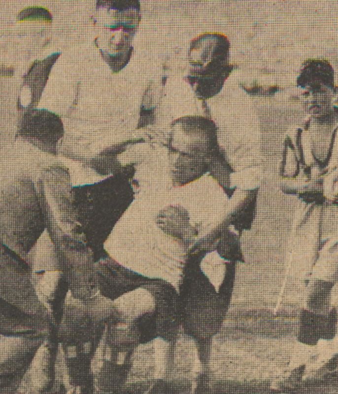 Hermann Horwitz trägt beim Finale um die Deutsche Meisterschaft 1931 den verletzten Willy Kirsei vom Feld Quelle: Fußball-Woche