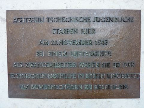 Gedenktafel am Allianz-Hochhaus, 9.3.2011, Foto: KHMM