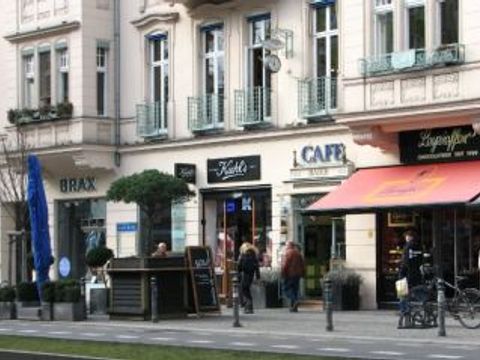 Eine Vielzahl von Geschäften und Einkaufszentren bietet die Schloßstraße in Berlin Steglitz.