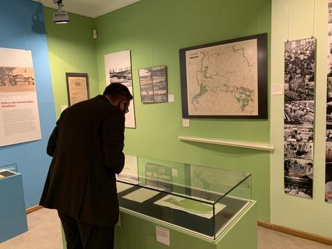 Bildvergrößerung: Bezirksbürgermeister bei der Ausstellungseröffnung "Wir kommen nicht mit leeren Händen" im Museum Köpenick