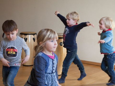 Kinder tanzen im Raum