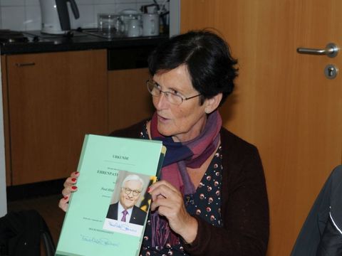 Dagmar Pohle überreicht Urkunde der Ehrenpatenschaft des Bundespräsidenten für Paul Hildebrandt - Urkunde