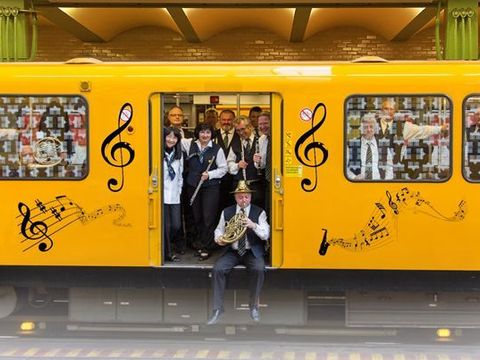 Das BVG-Orchester in einem U-Bahn-Wagen