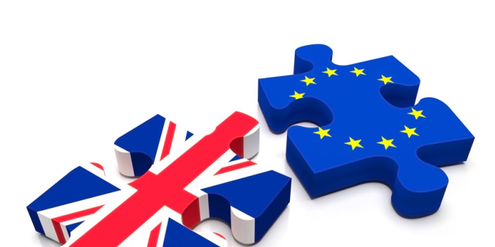 Brexit - Puzzleteile mit den Fahnen von Großbritannien und der Europäischen Union