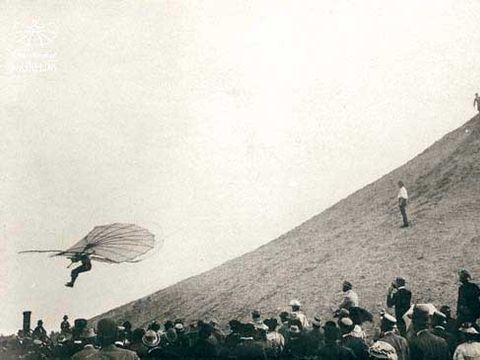 Otto Lilienthal beim Flug vom Fliegeberg in Groß-Lichterfelde am 29.06.1895