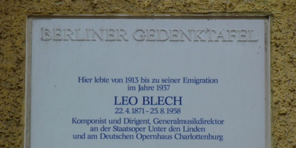 Auch eine Gedenktafel an der Mommsenstraße 6 erinnert an den ehemaligen Wohnort Leo Blechs. 