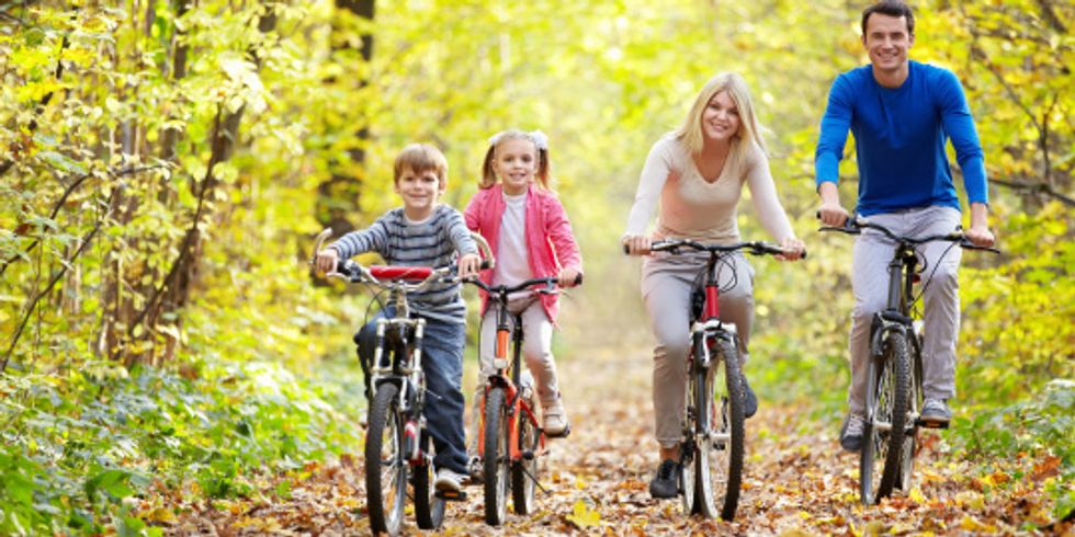 Fahrrad fahrende Familie