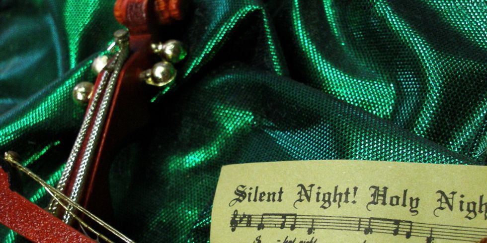 Eine Geige und Noten des Weihnachtsliedes Stille Nacht