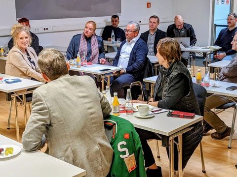 Bezirksbürgermeisterin Kirstin Bauch zu Besuch bei der AG Wilmersdorfer Straße am 1.3.2022