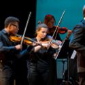 Bildvergrößerung: Junge Menschen spielen Geige