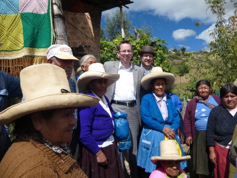 Bildvergrößerung: Bezirksbürgermeister Igel besucht eine Seniorengruppe in Cajamarca