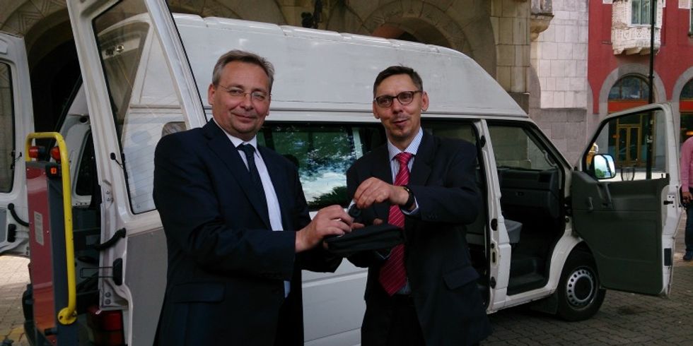 Schlüsselübergabe mit dem stellvertretendem Bezirksbürgermeister Gernot Klemm und dem Bürgermeister der Stadt Subotica Jeno Maglai