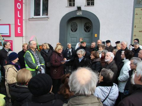 Bezirksbürgermeisterin Angelika Schöttler begrüßt die Teilnehmenden des Kiezspazierganges