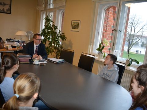 Bildvergrößerung: Bezirksbürgermeister Igel empfängt Schülerinnen und Schüler beim Girl´s- und Boy´s Day