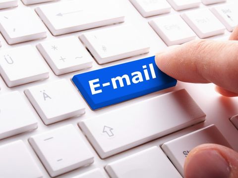 E-mail e-mail- oder internet konzept mit taste auf tastatur 