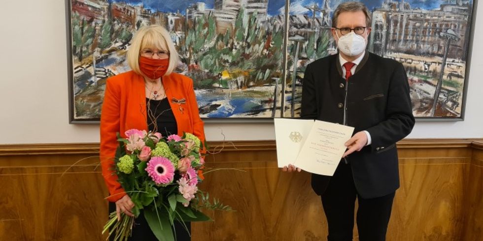 Bezirksbürgermeister Reinhard Naumann überreicht den Verdienstorden der Bundesrepublik Deutschland an Margit Hankewitz
