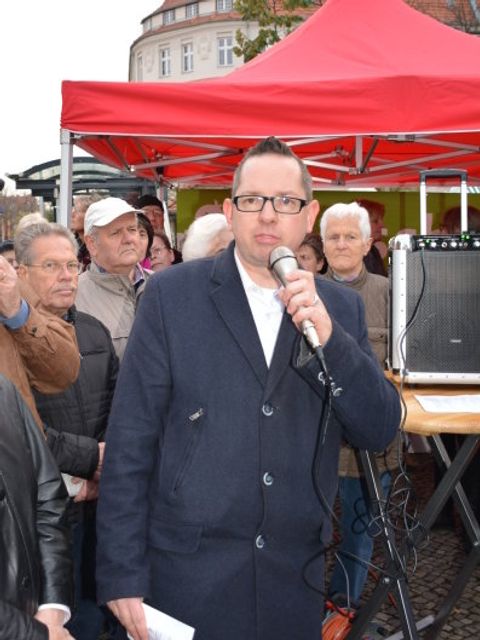 Bildvergrößerung: Bezirksbürgermeister Igel (m.) hält eine Rede zur Eröffnung der Bölschestraße