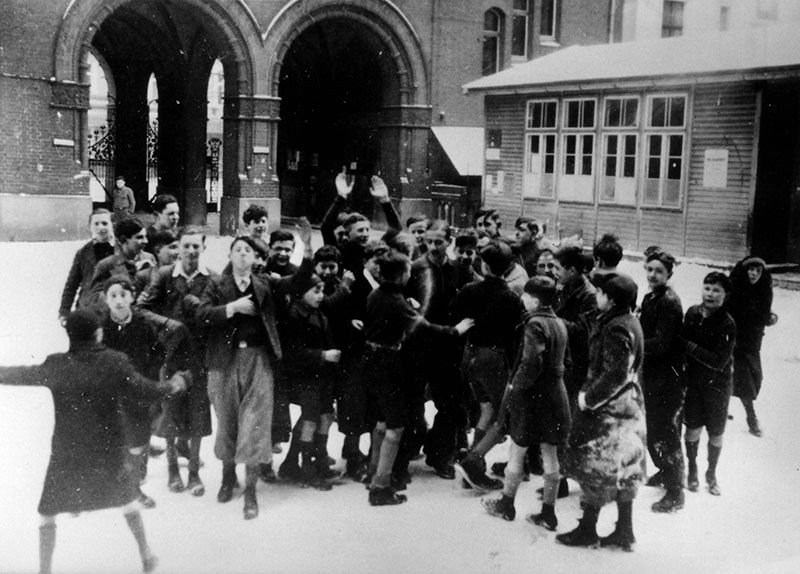 Schüler und Turnlehrer Rudi Sonnenfeld auf dem Hof der Jüdischen Schule Rykestraße, 1936