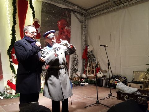 Bildvergrößerung: Bezirksbürgermeister Igel und der Hausptmann von Köpenick auf der Bühne - Weihnachtsinsel 2018