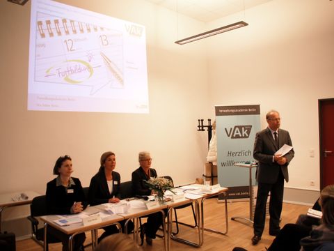 Vertreterinnen und Vertreter der VAk Berlin informieren über die Verwaltungslehrgänge