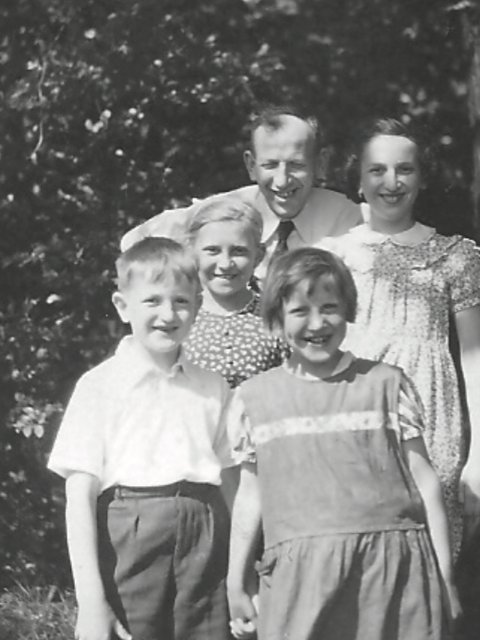 Bildvergrößerung: Die Kinder Werner und Margarete (vorn) sowie Ursula und Werners Schwester (hinten) mit Werners Vater