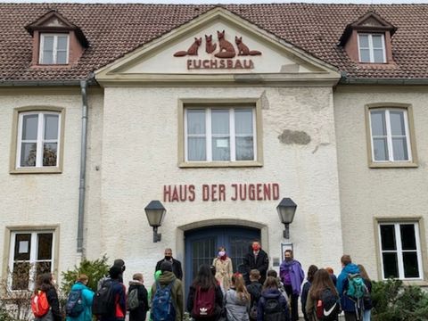Bildvergrößerung: Schülerinnen und Schüler einer sechsten Klasse der Borsigwalder Grundschule besuchten die Ausstellung im Fuchsbau