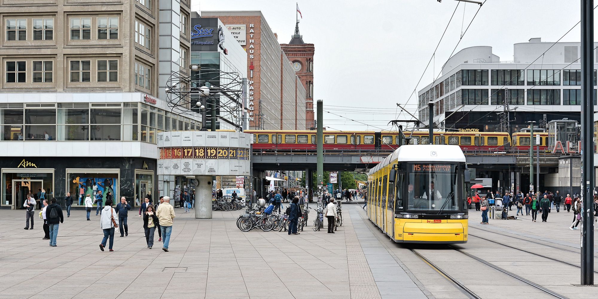 Alexanderplatz mit Weltzeituhr, Straßenbahn und S-Bahn