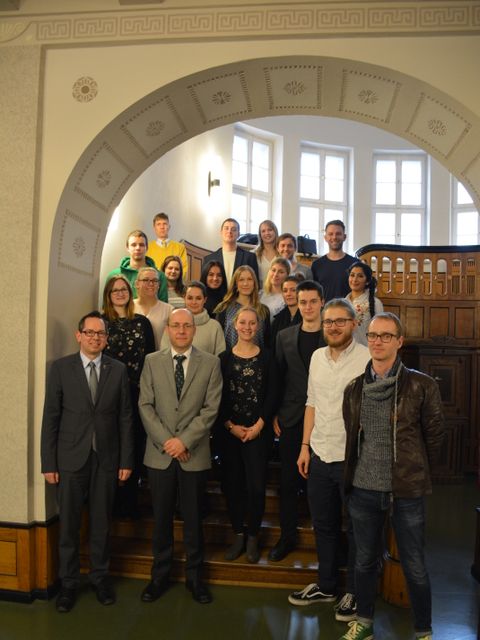 Bildvergrößerung: Bezirksbürgermeister Oliver Igel zusammen mit dem BVV-Vorsteher Peter Groos und Auszubildenden des Bezirksamts Treptow-Köpenick