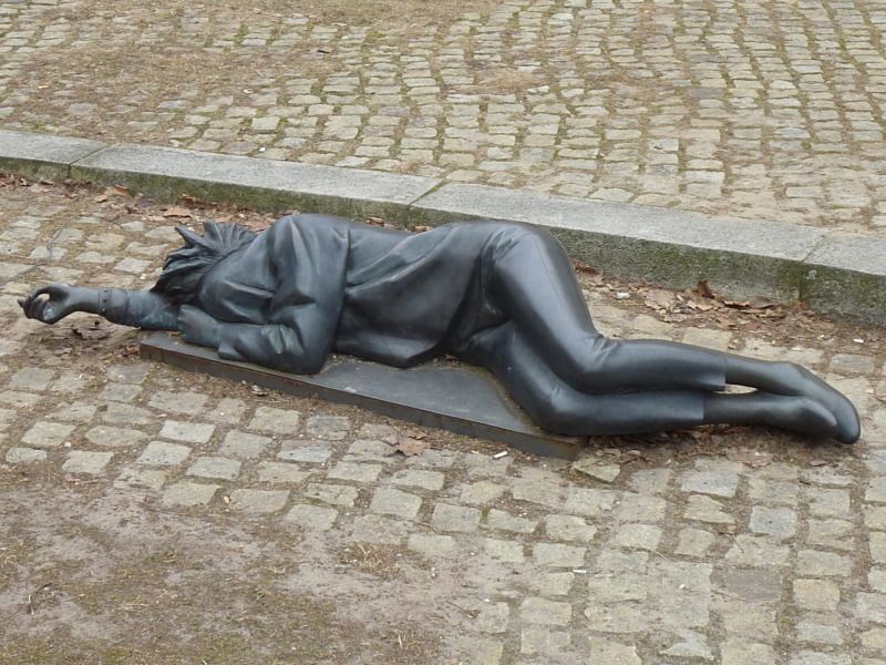 Skulptur: Schlafende 1986, auf dem Julius-Morgenroth-Platz (liegt links), 5.3.2011