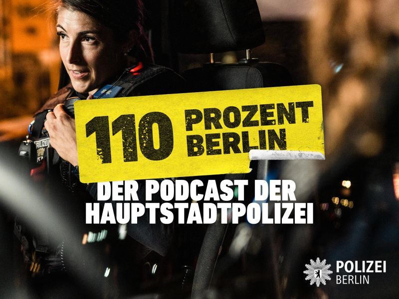 Polzistin im Fahrzeug darüber Schriftzug 110 Prozent Berlin - Der Podcast der Hauptstadtpolizei