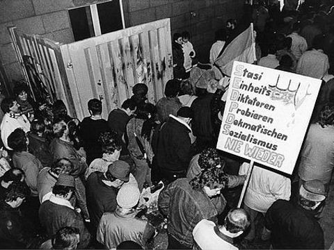 Unter bis heute ungeklärten Umständen öffnen sich die Tore und die Demonstranten können die Stasi-Zentrale besetzen.