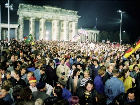 Vor 25 Jahren am Brandenburger Tor: Der Tag der Deutschen Einheit wird gefeiert