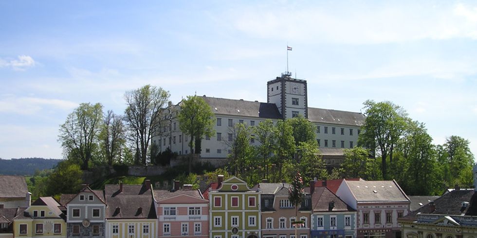 Blick auf den historischen Rathausplatz und das Schloss von Weitra