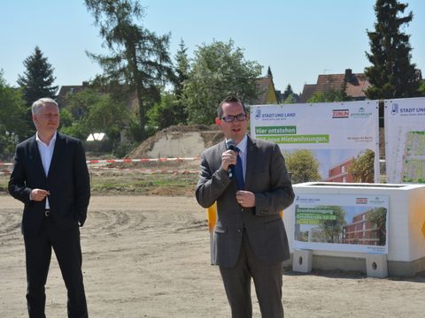 Bildvergrößerung: Bezirksbürgermeister Oliver Igel hält eine Rede bei der Grundsteinlegung in der Ortolfstraße 50-58