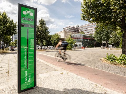 Fahrradbarometer auf der Straße des 17. Juni vor dem Eingang der TU Berlin
