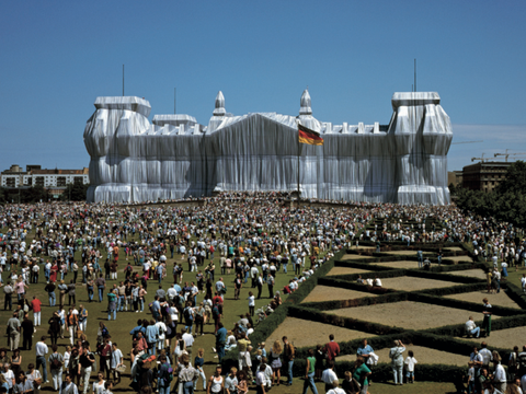 verhüllter Reichstag mit Besuchern im Fordergrund