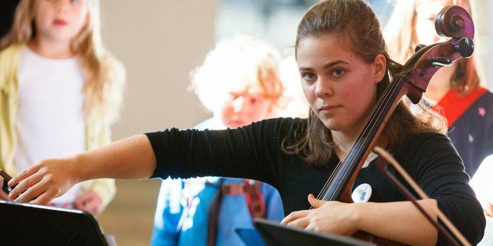 Junge Frau spielt Cello